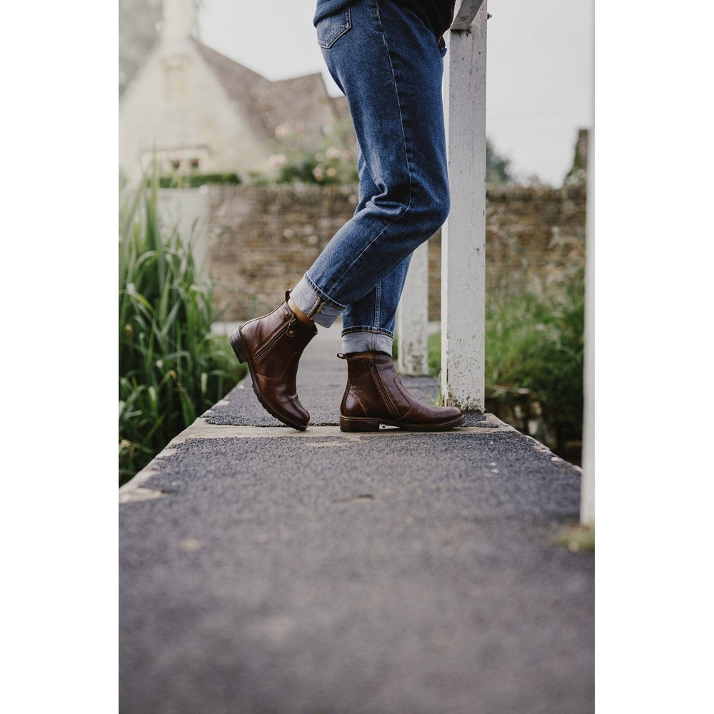 Conquer Cozy Puddles & Countryside Charm: Cotswold's Ashwicke Waterproof Boots