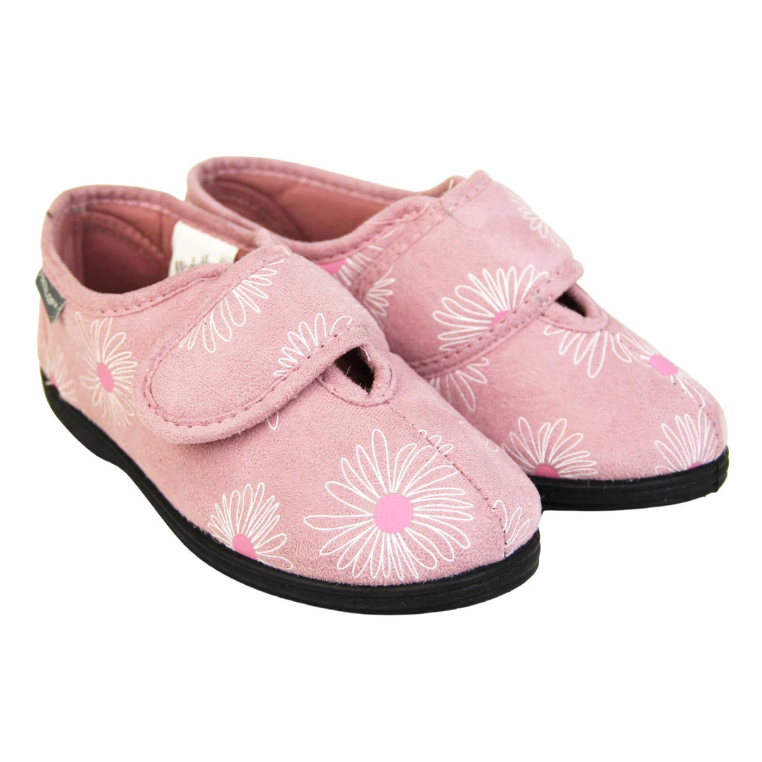Adjustable slippers womens. Ladies full back slipper. Pale upper with white daisy design and bright pink for the middle of the flowers. Touch fasten strap over the top of the foot to adjust the fit. Matching pink textile lining and firm black sole. Both feet together at an angle.
