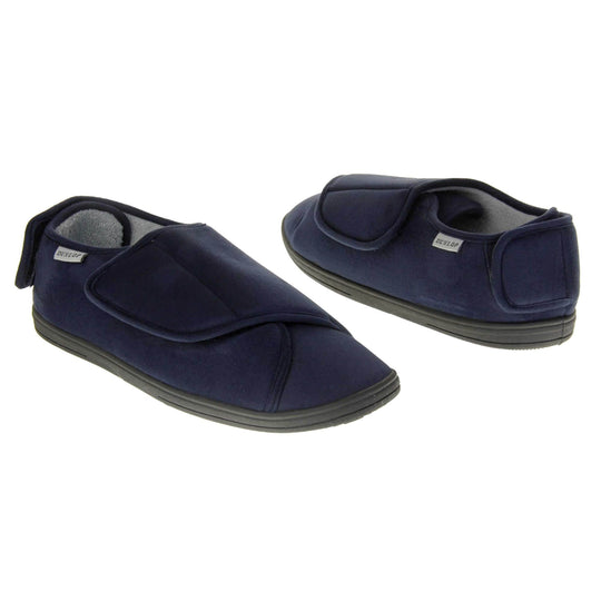 Mens adjustable slippers. Full back slippers with navy blue upper. Adjustable touch fasten strap to the top of the foot and around the back of the heel. Small white label on the outside rim, with Dunlop branding sewn in black. Grey faux fur lining. Both feet facing top to tail, at an angle.