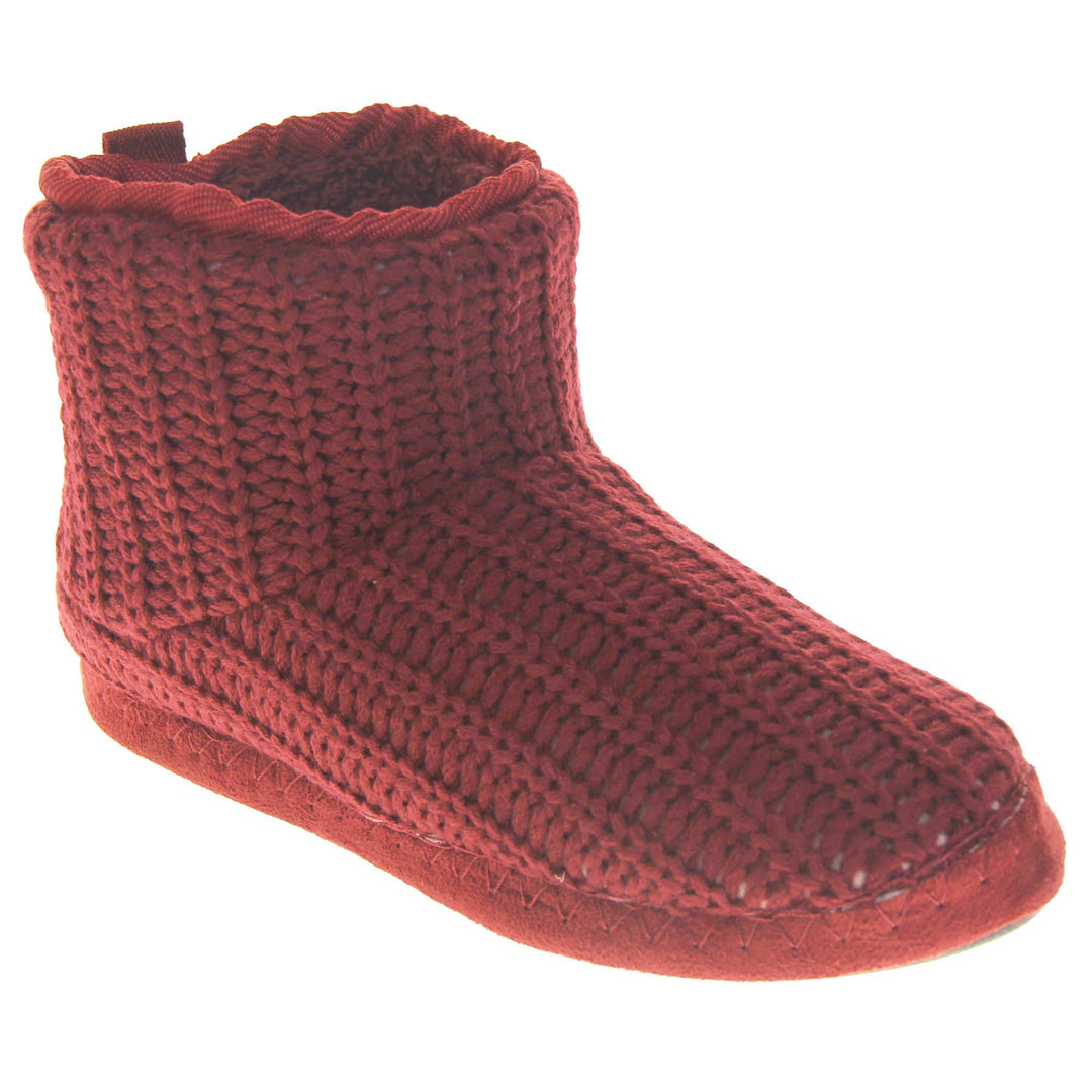 Mens red slippers. Slipper boots with a burgundy knit upper. Red fabric piping around the collar. Black synthetic sole. Red faux fur lining. Right foot at an angle.